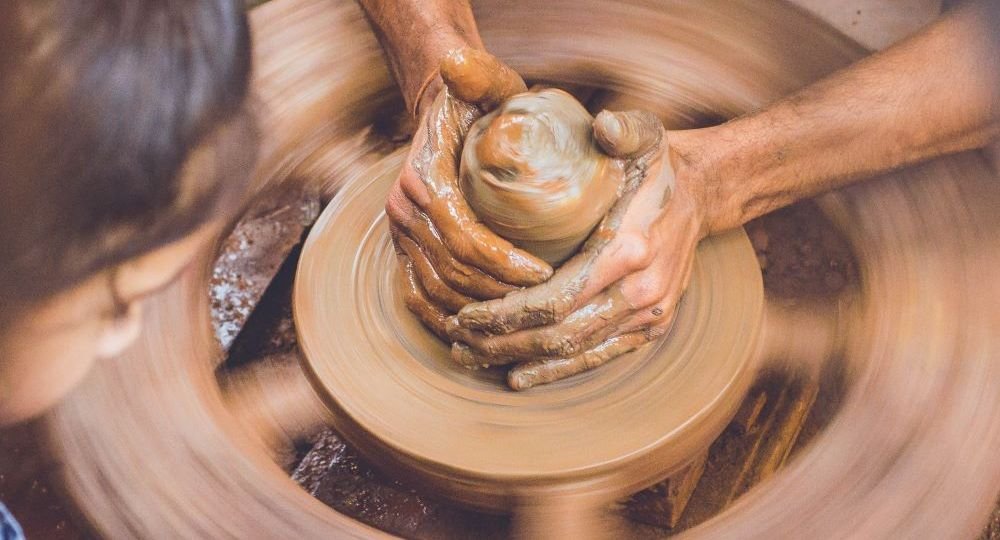 hands-slow-motion-pot-brown-square2